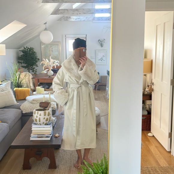 MESHKI Rebekah Oversized Pu Trench Coat with Fur Trim - Picture 9 of 9